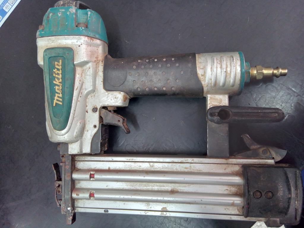 Clavadora Neumatica Marca Makita Modelo Af505 Usado En Buen Estado Con Sin Acc No Tiene