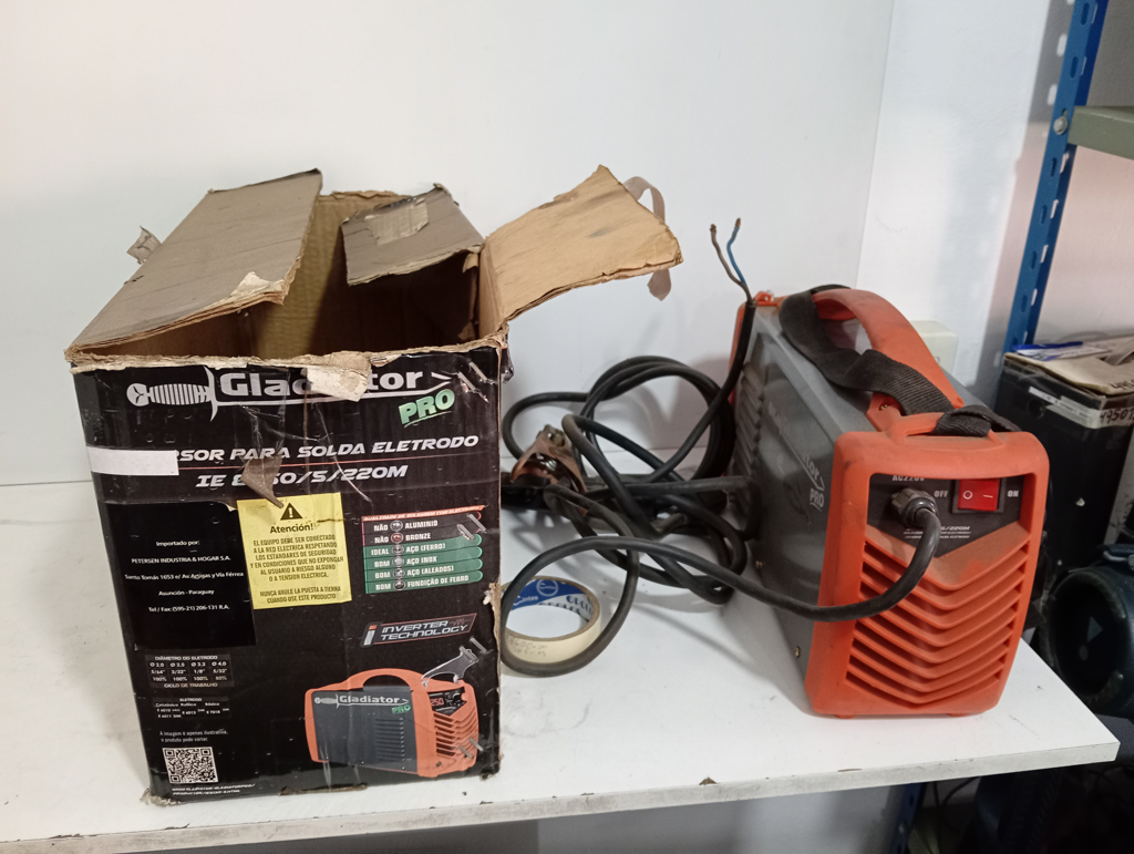 Soldador Marca Gladiator Modelo Ie 8250/5/220m Usado En Buen Estado Acc C/ Cable Positivo Y Negativo C/ Pinzas C/ Gafas