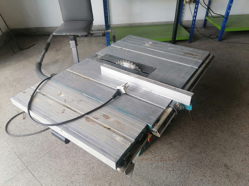 Sierra Tipo Circular Marca Makita Modelo Mlt100 Usado En Buen Estado Acc No Tiene