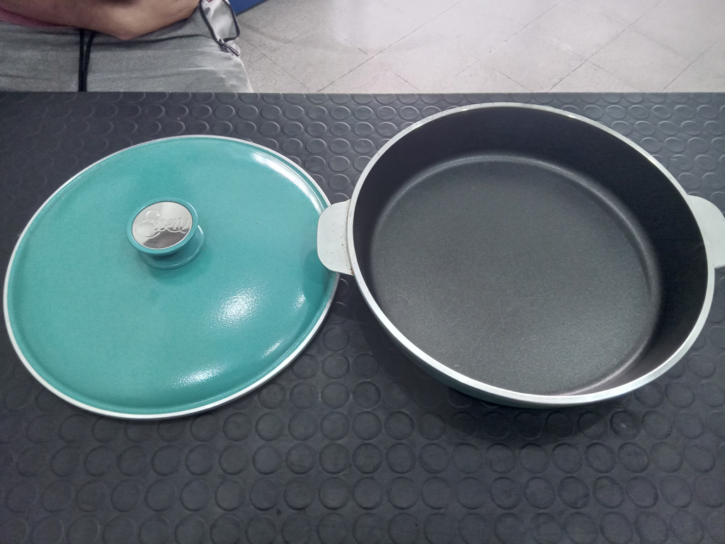 Olla Marca Essen Modelo No Tiene Usado En Buen Estado Con Tapa Tipo Convencional Acc No Tiene