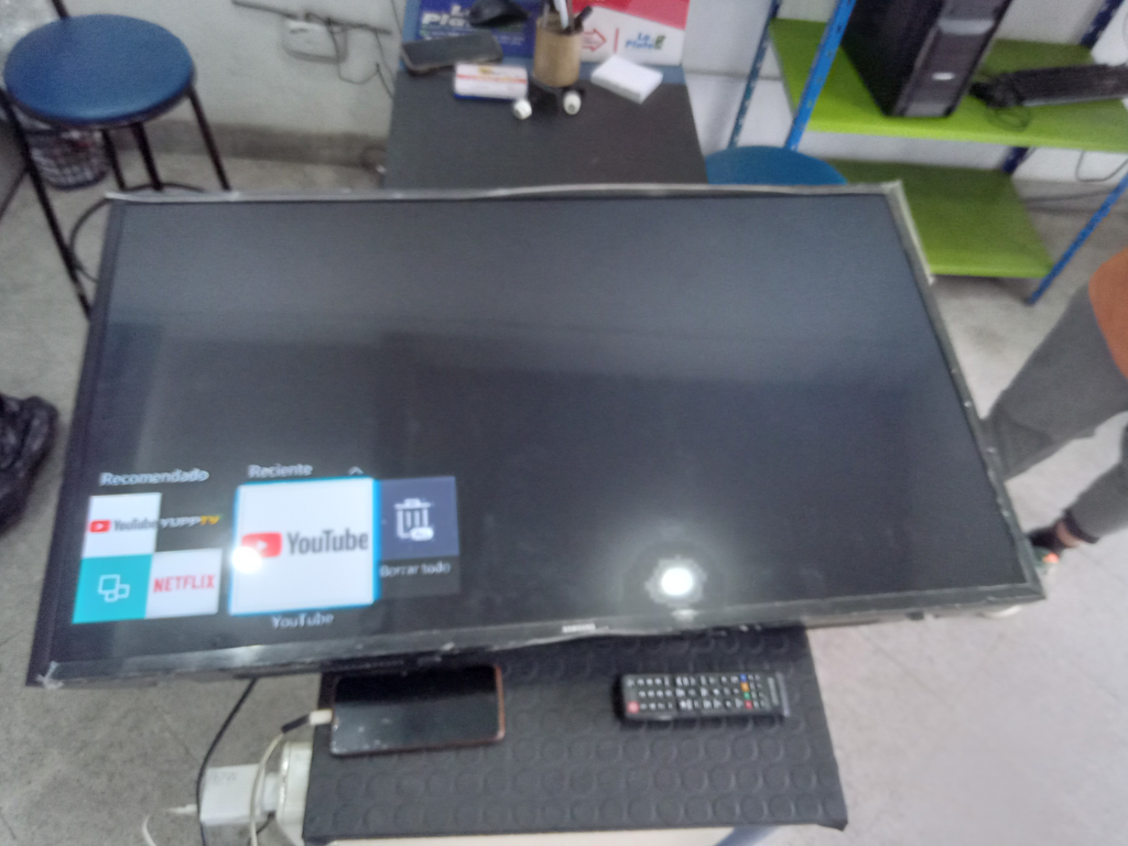Televisor Led Smart De 43 '' Marca Samsung Modelo Un43j5290ag Con Control Usado En Buen Estado Acc Cable Power