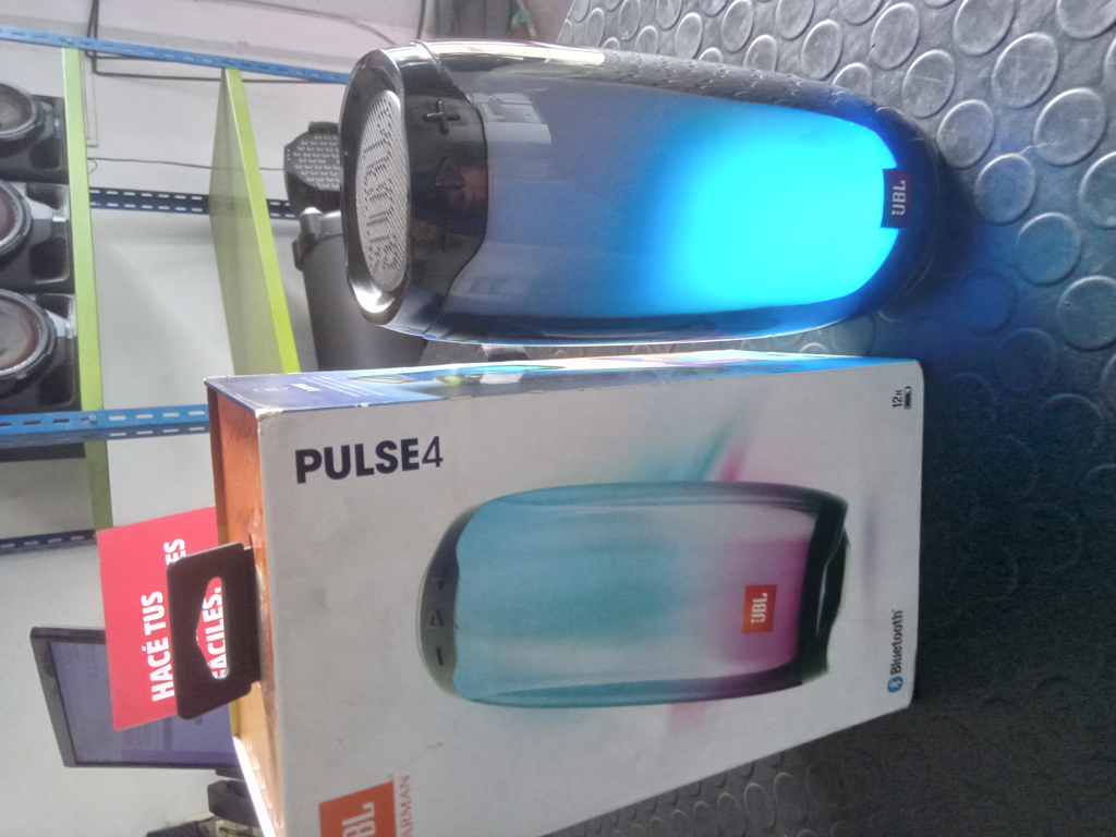 Speaker Potencia Watts No Tiene Marca Jbl Sin Control Modelo Pulse 4 Usado En Buen Estado Con Caja Acc Cargador Usb