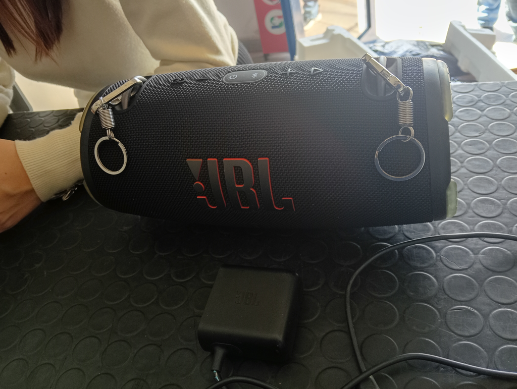 Speaker Potencia Watts No Tiene Marca Jbl Sin Control Modelo Xtreme 3 Usado En Buen Estado Sin Caja Acc Cargador