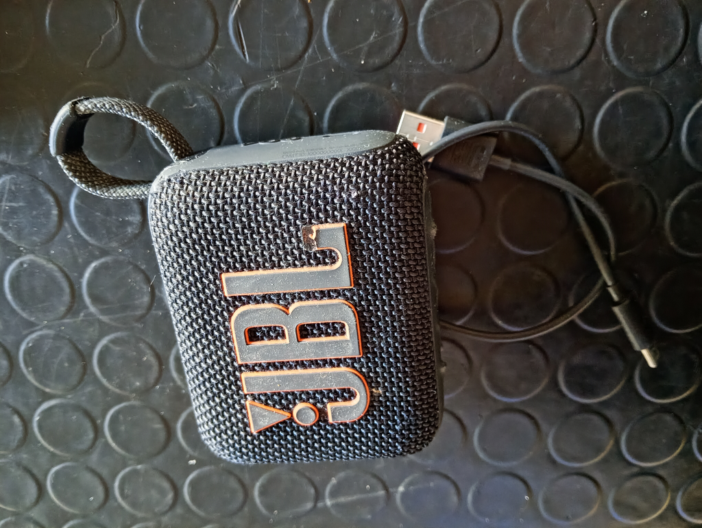 Speaker Potencia Watts No Tiene Marca Jbl Sin Control Modelo Go 4 Con Caja Acc Cargador Usb