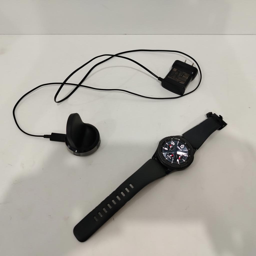 Reloj Para Caballero Marca Samsung Modelo Gear 3 Frontier Usado En Buen Estado Acc Base De Carga C/ CargadorCorrea De Goma Negra Con Algunos Desgaste.