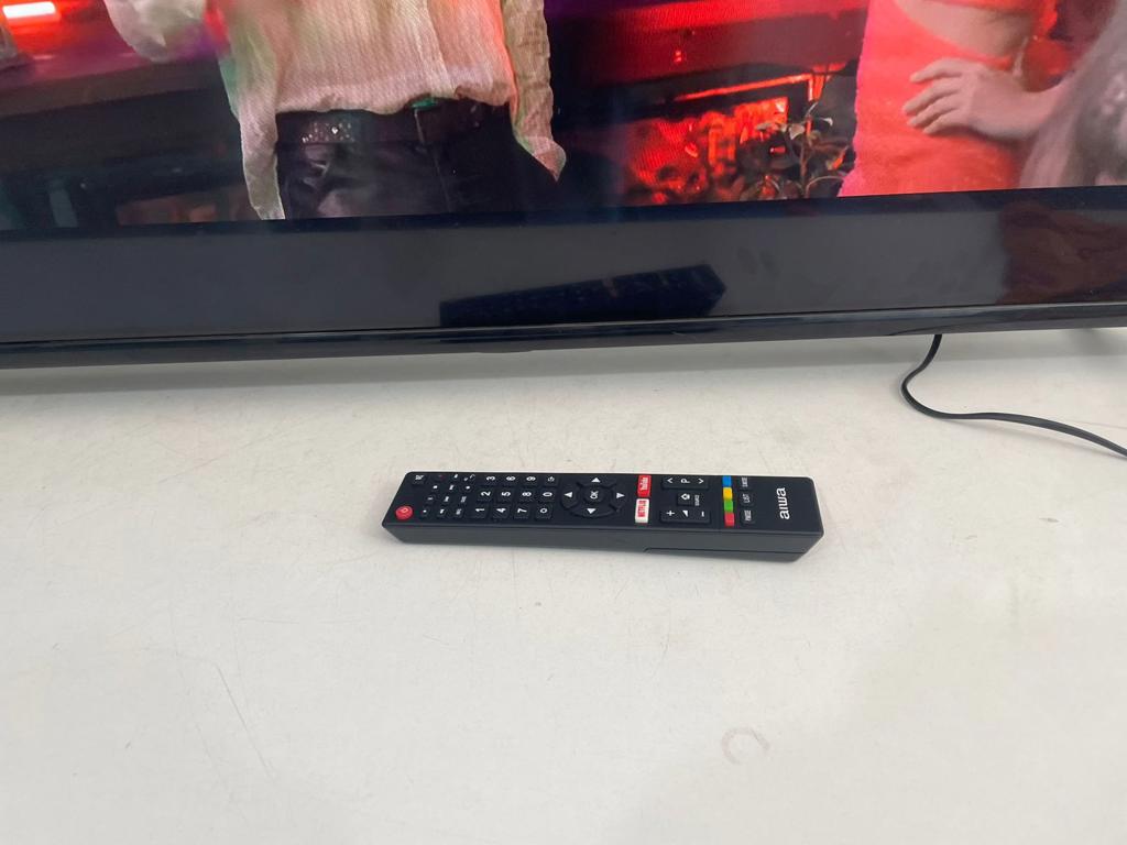 Televisor Led Smart De 43 '' Marca Aiwa Modelo Aw43basmfl Con Control Usado En Buen Estado Acc Dos Patitas