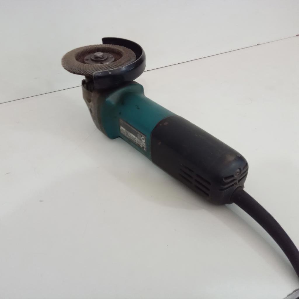 Pulidora Marca Makita Modelo 9557hn Tamaño Chico Usado En Buen Estado Acc Protector De Disco
