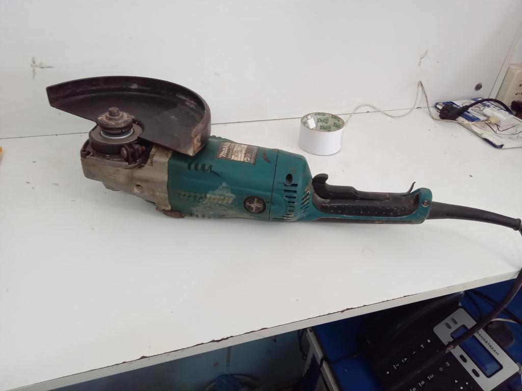 Pulidora Marca Makita Modelo Ga9020 Tamaño Grande Usado En Buen Estado Acc Manija Protector De Disco