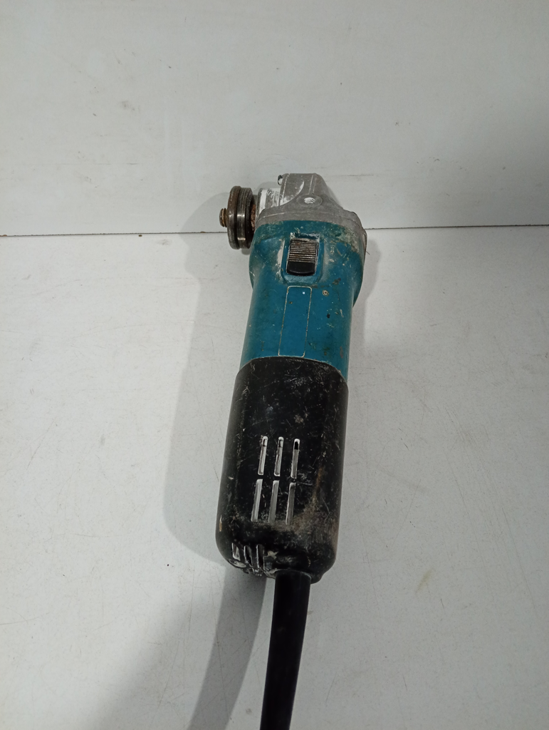Pulidora Marca Makita Modelo 9557hn Tamaño Chico Usado En Buen Estado Acc Sin Manija Y Sin Disco Sin Protector De Disco