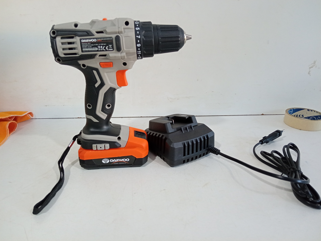 Taladro Marca Daewoo Modelo Dald18-P1 Acc Un Cargador Y Una Bateria