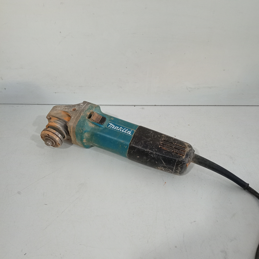Pulidora Marca Makita Modelo 9557hn Tamaño Chico Usado En Buen Estado Acc No Tiene