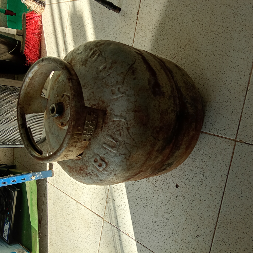 Foto 2 de Garrafa Cap 13 Kg. Marca Usado Con Desgaste Color Gris Acc No Tiene