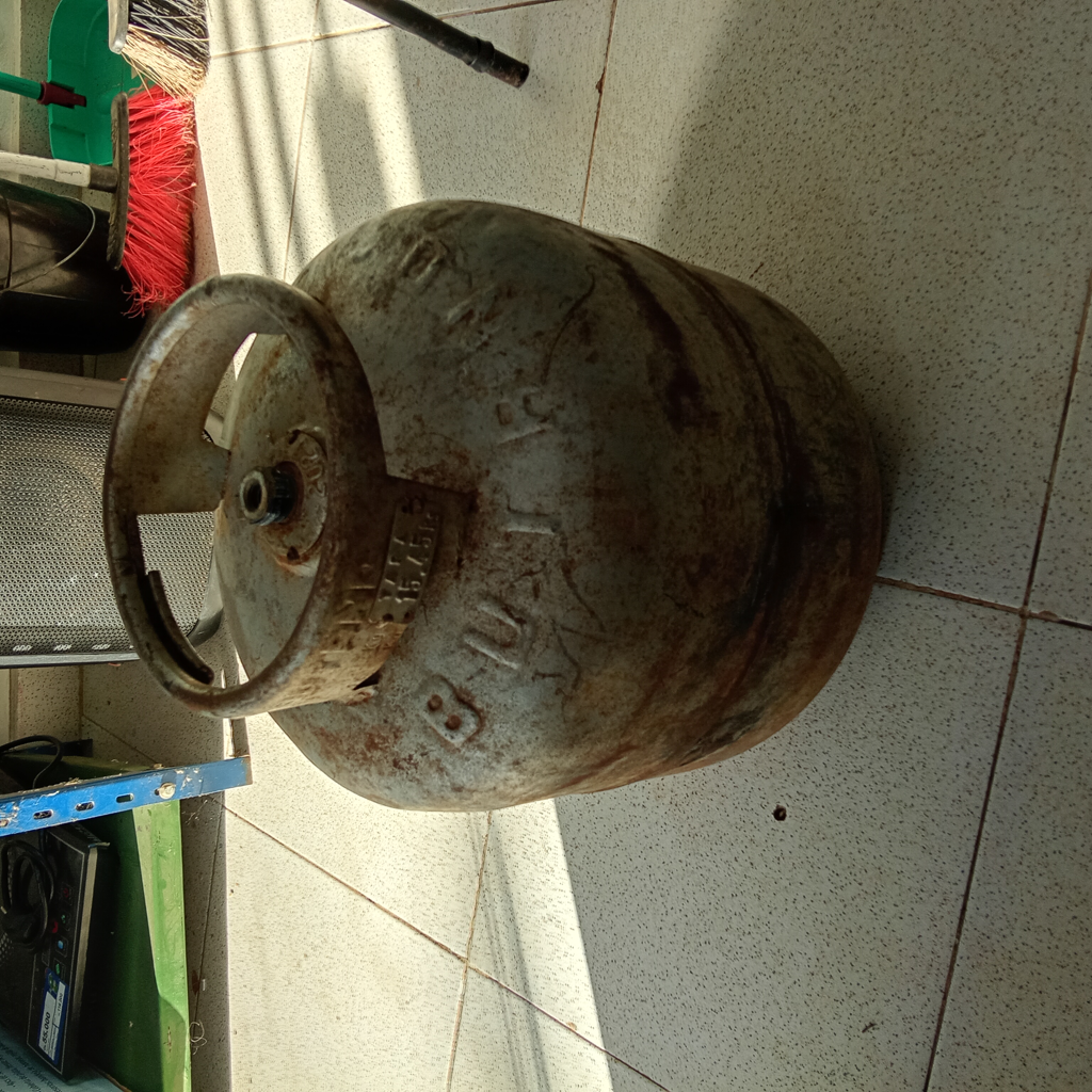 Foto 3 de Garrafa Cap 13 Kg. Marca Usado Con Desgaste Color Gris Acc No Tiene