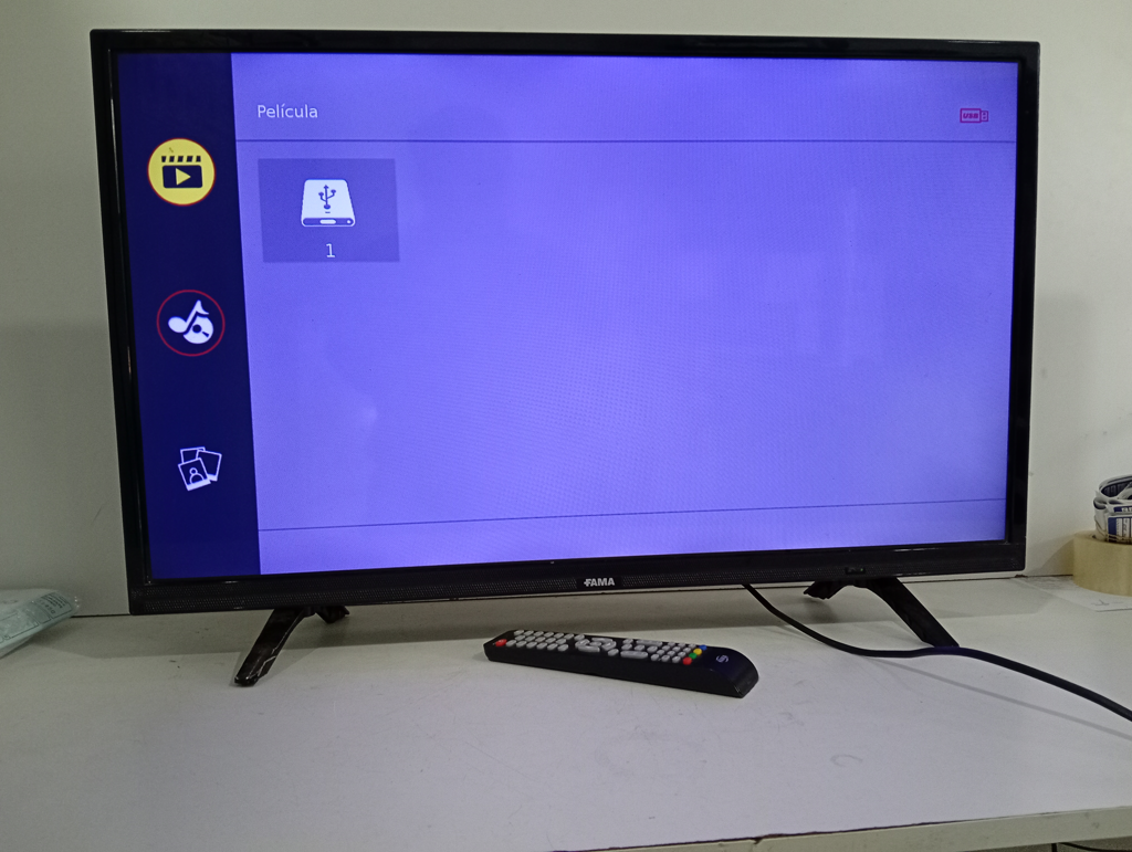 Foto 3 de Televisor Led Convencional De 32 '' Marca Fama Modelo Usado En Buen Estado Con Control Sin Caja Acc Dos Patitas