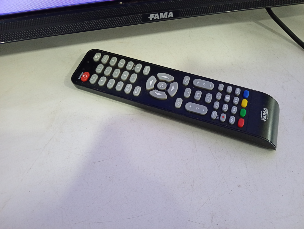Foto 2 de Televisor Led Convencional De 32 '' Marca Fama Modelo Usado En Buen Estado Con Control Sin Caja Acc Dos Patitas