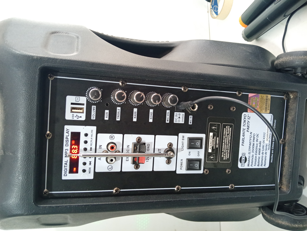 Foto 3 de Caja De Sonido Amplificada Marca Tokyo Modelo Elpaerty12-N Sin Control Usado En Buen Estado Acc Dos Microfono