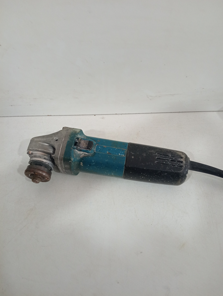 Foto 3 de Pulidora Marca Mkaita Modelo 9557hn Tamaño Chico Usado Con Desgaste Acc Sin Disco Sin Manija Y Sin Protector