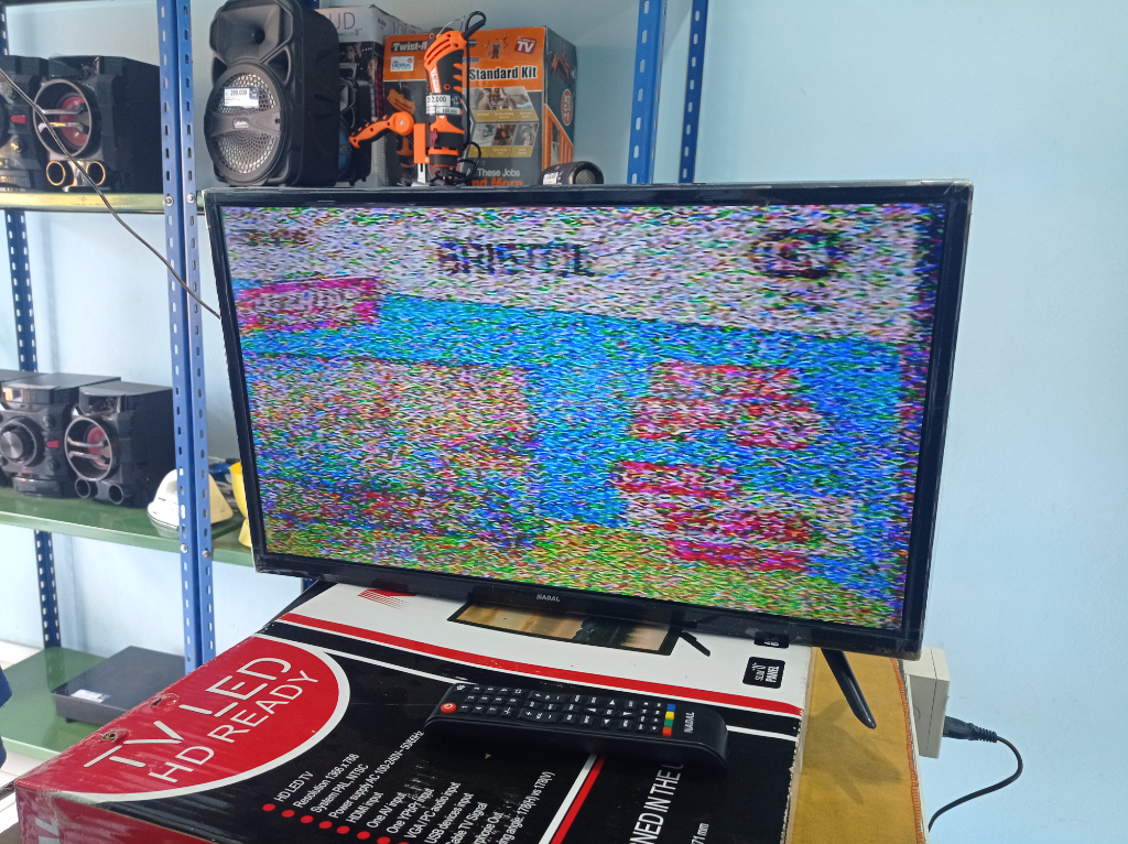Televisor Led Convencional De 24 '' Marca Nadal Modelo N242021 Usado En Buen Estado Con Control Con Caja Acc Dos Patitas
