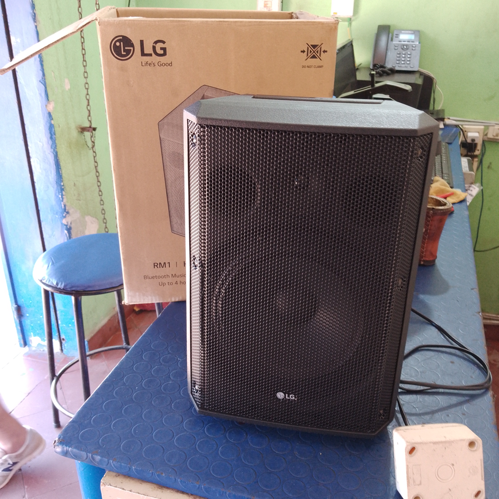 Caja De Sonido Amplificada Marca Lg Modelo Rm1 Sin Control Usado En Buen Estado Acc Cable Power
