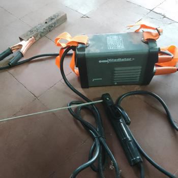 Soldador Marca Gladiator Modelo Ie-4140/220 Usado En Buen Estado Acc Pinzas Positiva Y Negativa
