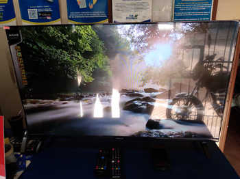 Televisor Led Smart De 43 '' Marca Midas Modelo Md-Sntv43a Con Control Usado En Buen Estado Acc PatitasControl Mouse