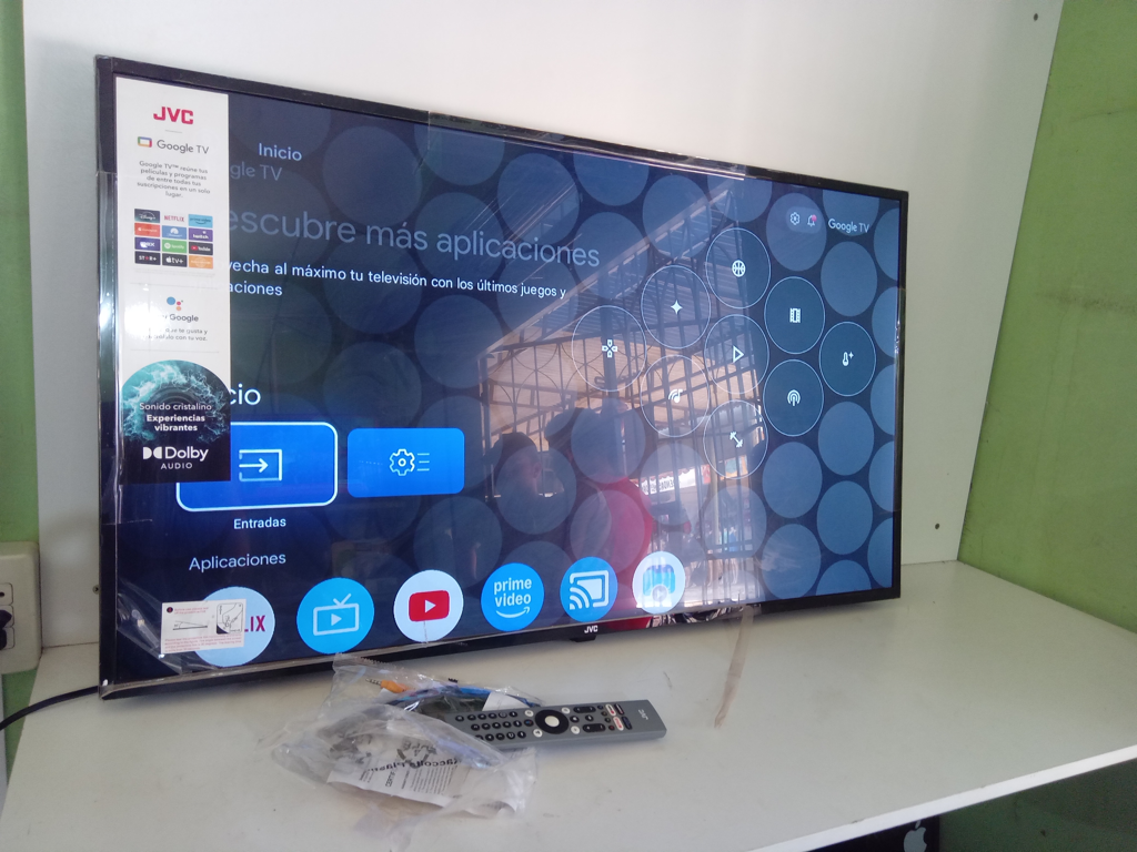 Televisor Led Smart De 43 '' Marca Jvc Modelo Lt-43km348 Con Control Usado En Buen Estado Acc Patitas