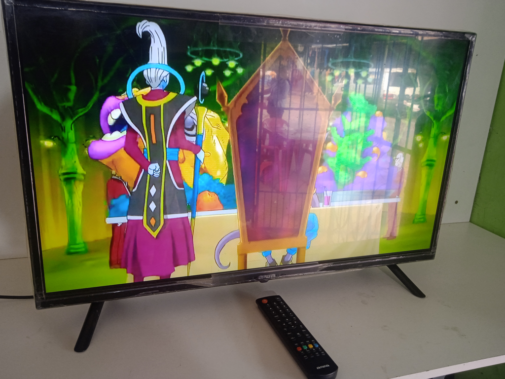 Televisor Led Convencional De 32 '' Marca Aiwa. Modelo Aw32b4 Usado En Buen Estado Con Control Sin Caja Acc PatitasSoporte De Pared