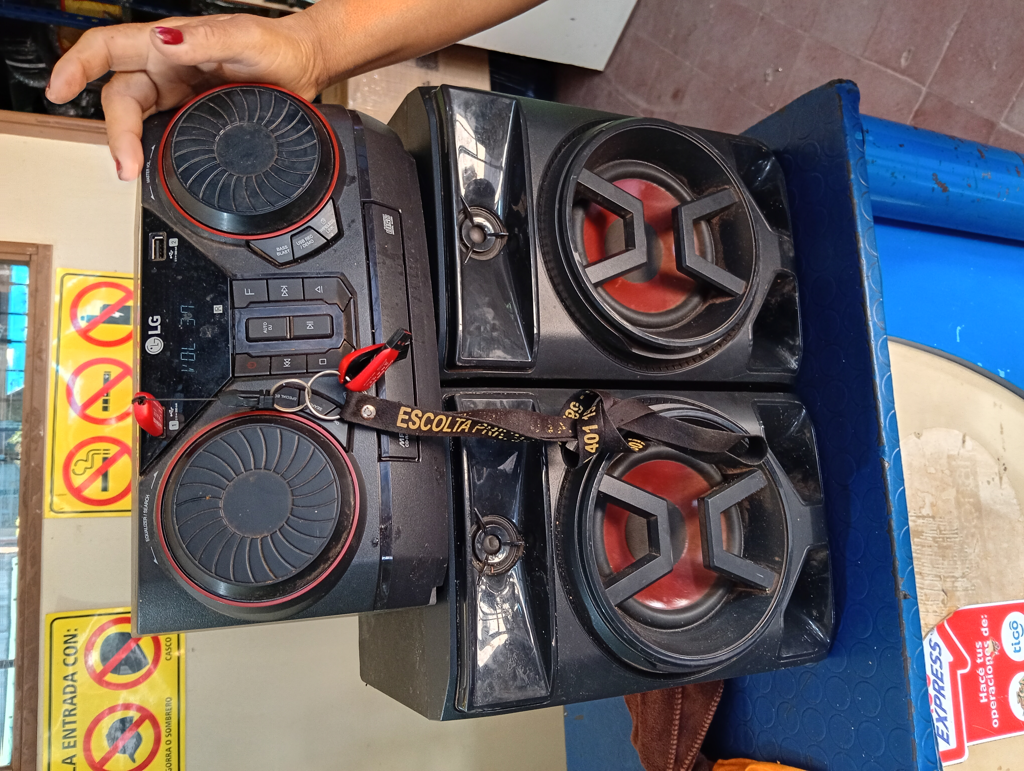 Equipo De Sonido Marca Lg Sin Control Modelo Ck43 Usado En Buen Estado Acc 2 Parlantes
