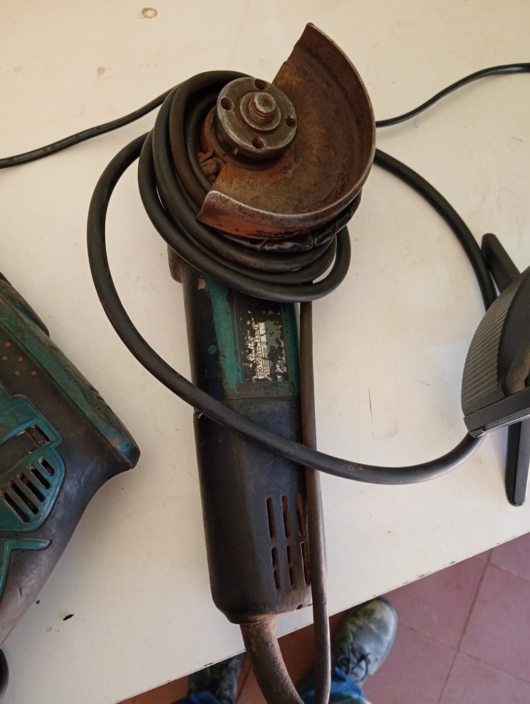 Pulidora Marca Makita Modelo 9557hn Tamaño Pequeño Usado En Buen Estado Acc Protector
