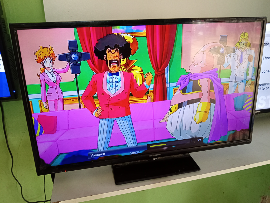 Televisor Led Convencional De 32 '' Marca Panasonic Modelo S/M Usado En Buen Estado Con Control Sin Caja Acc Pedestal