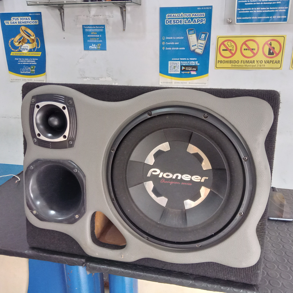 Caja C/ Parlantes Para Auto Usado En Buen Estado Acc Con Boofer Champion Corneta Y Twister