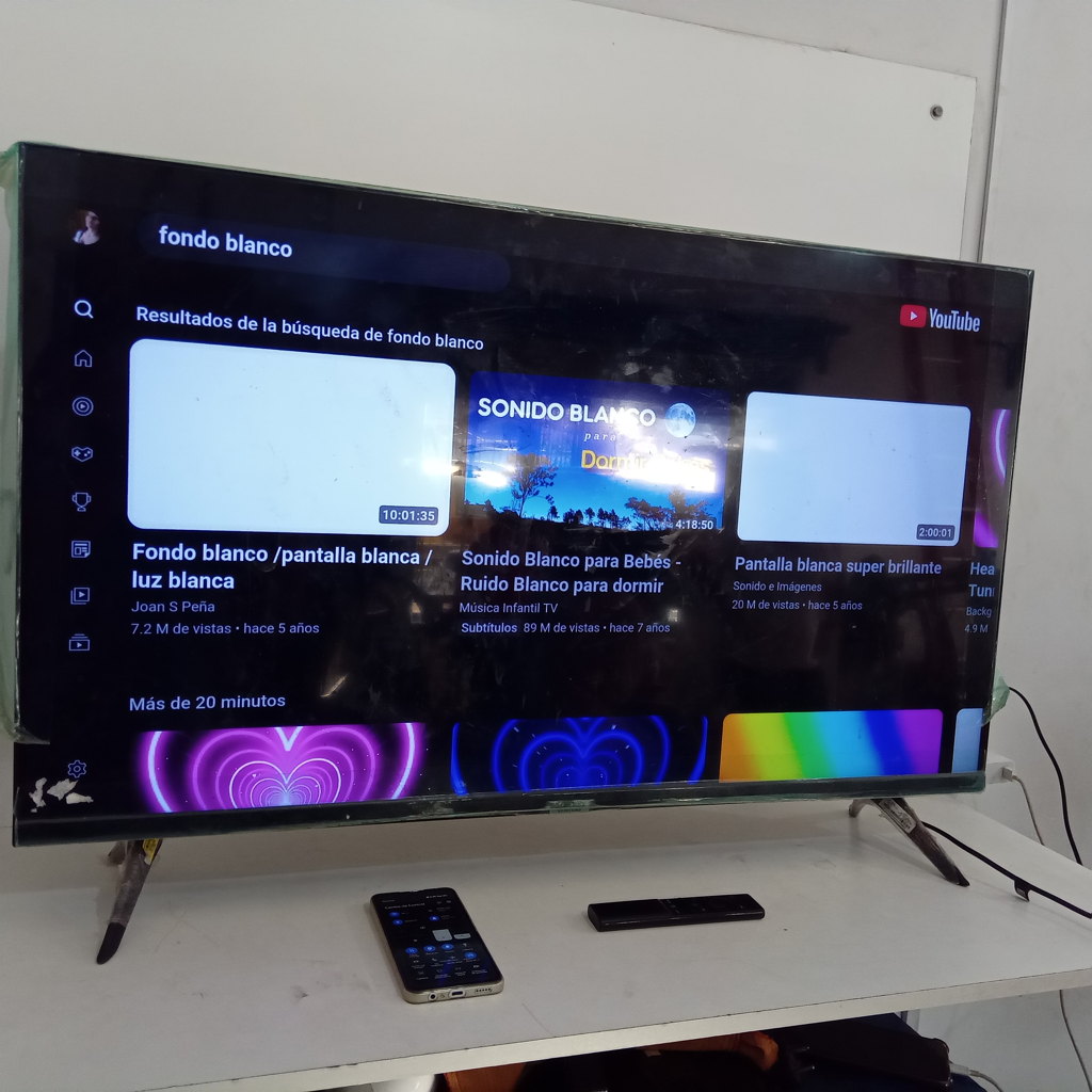 Televisor Led Smart De 43 '' Marca Samsung Modelo Un43au7090g Con Control Usado En Buen Estado Acc Con 2 Patitas De Pedestal Con Cable Power