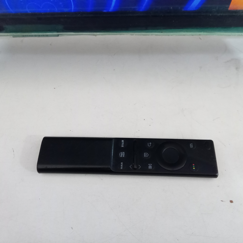Foto 2 de Televisor Led Smart De 43 '' Marca Samsung Modelo Un43au7090g Con Control Usado En Buen Estado Acc Con 2 Patitas De Pedestal Con Cable Power