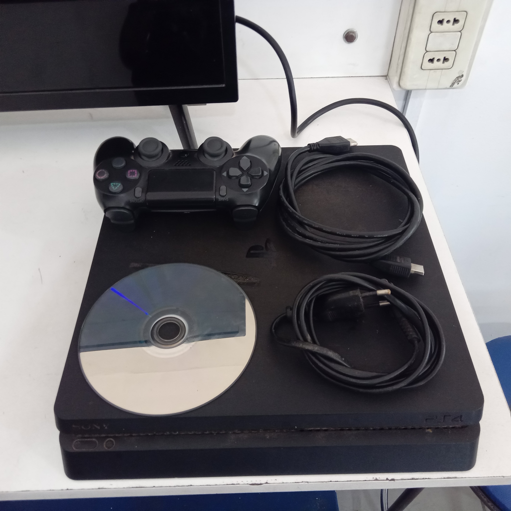 Juego Electronico Ps4 Marca Sony Modelo Cuh-2115b Disco Duro 1.000 Gb Con Control Sin Caja Usado En Buen Estado Acc Con Cable Hdmi Cable Power Sin Cable Usb 1 Disco Gta V