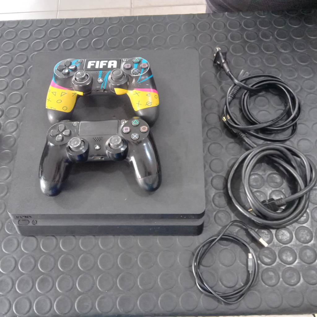 Juego Electronico Ps4 Marca Sony Modelo Cuh-2015a Disco Duro 500 Gb Con Control Sin Caja Usado En Buen Estado Acc Con 2 Controles Cable Power Cable HdmiUsb