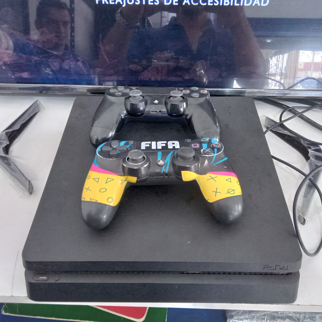 Foto 2 de Juego Electronico Ps4 Marca Sony Modelo Cuh-2015a Disco Duro 500 Gb Con Control Sin Caja Usado En Buen Estado Acc Con 2 Controles Cable Power Cable HdmiUsb