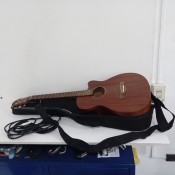 Guitarra Marca Tagima Modelo No Tiene Usado En Buen Estado Acc Con Cable Plus