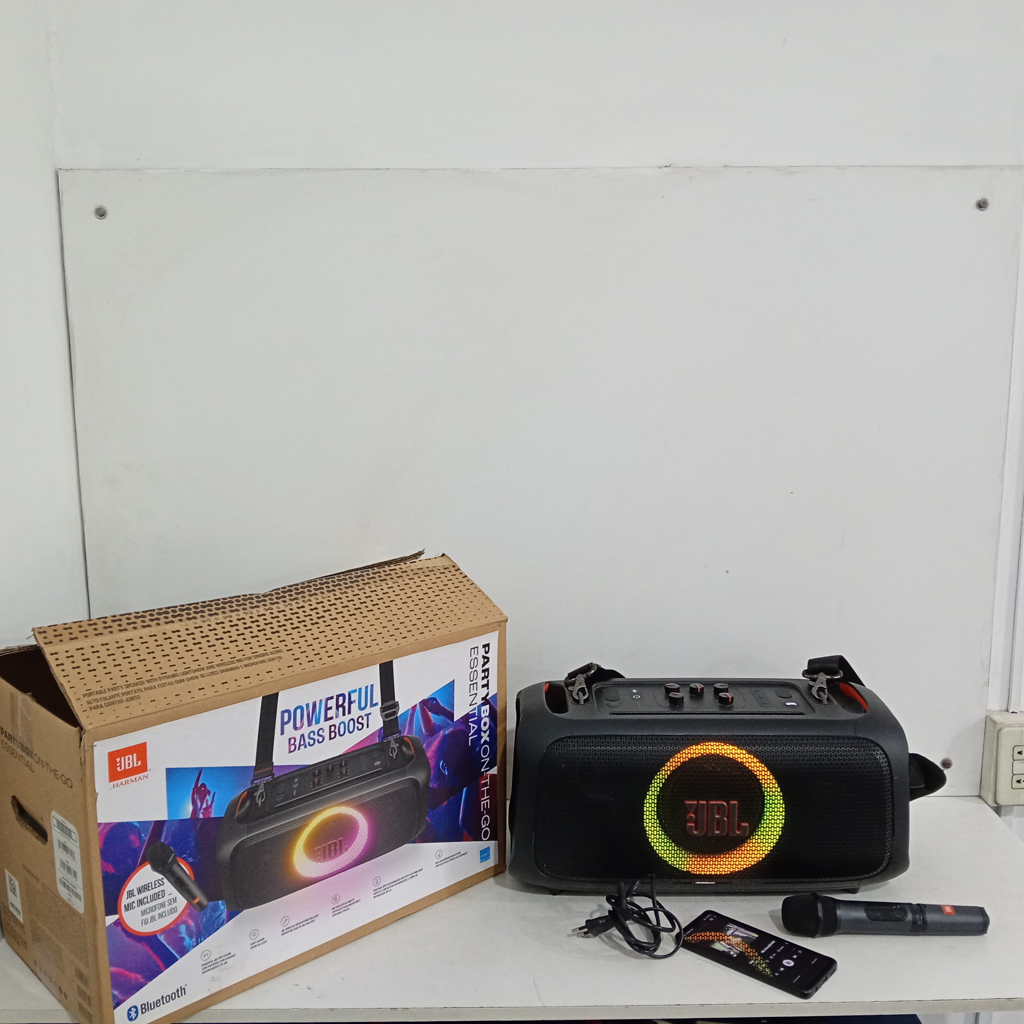 Foto 4 de Caja De Sonido Amplificada Marca Jbl Modelo On The Go Sin Control Usado En Buen Estado Acc Con Cable Power Cinturon Colgante Luces Led 1 Microfono Con Tapa Fisurada