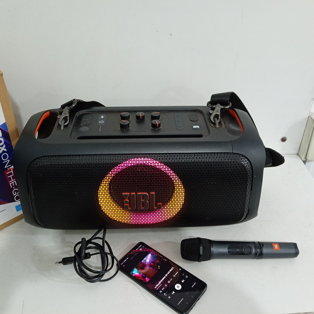 Foto 3 de Caja De Sonido Amplificada Marca Jbl Modelo On The Go Sin Control Usado En Buen Estado Acc Con Cable Power Cinturon Colgante Luces Led 1 Microfono Con Tapa Fisurada