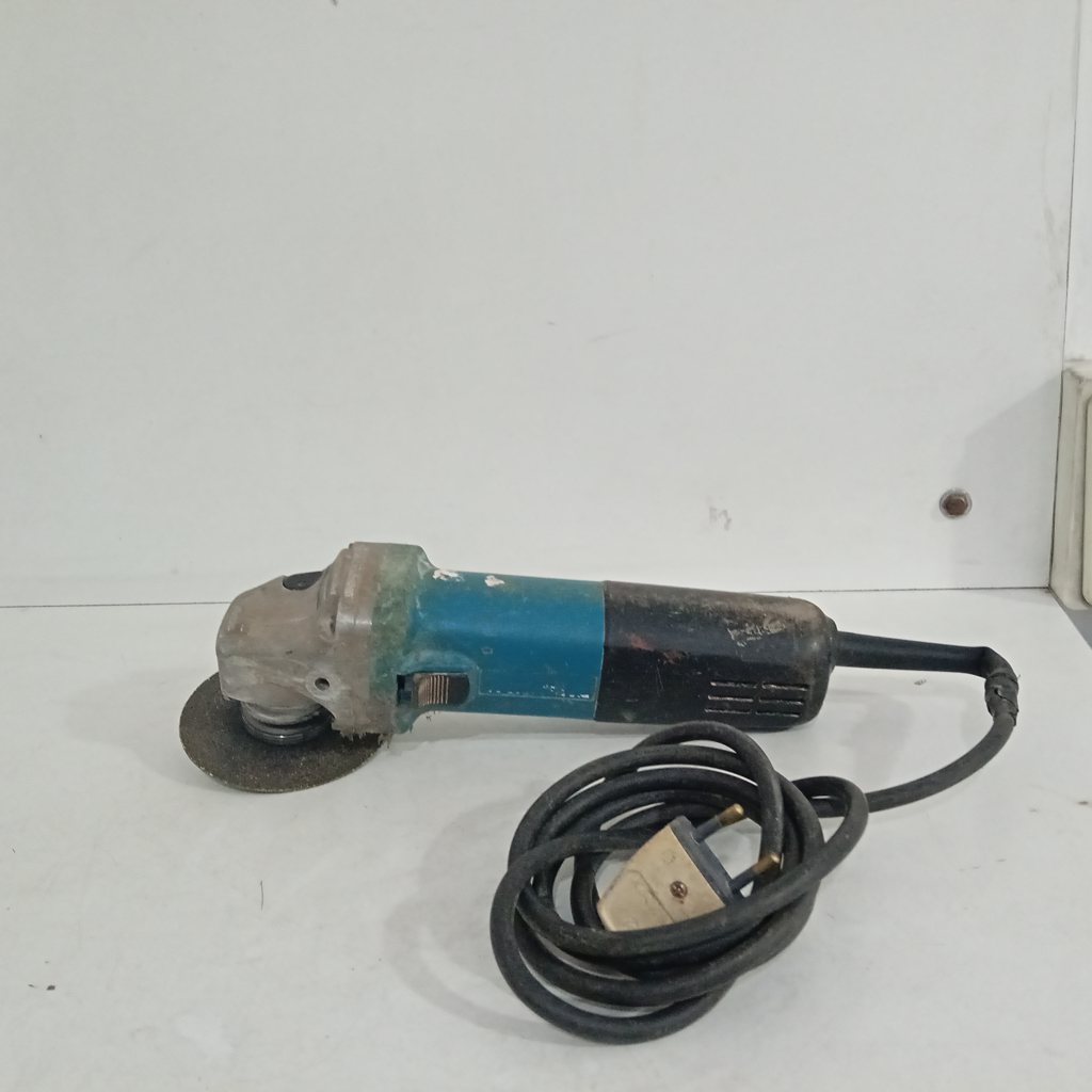 Pulidora Marca Makita Modelo 9557hn Tamaño Chico Usado En Buen Estado Acc 1 Disco