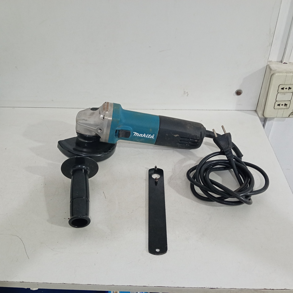 Pulidora Marca Makita Modelo 9557hn Tamaño Chico Usado En Buen Estado Acc Disco Protector Llave Manija