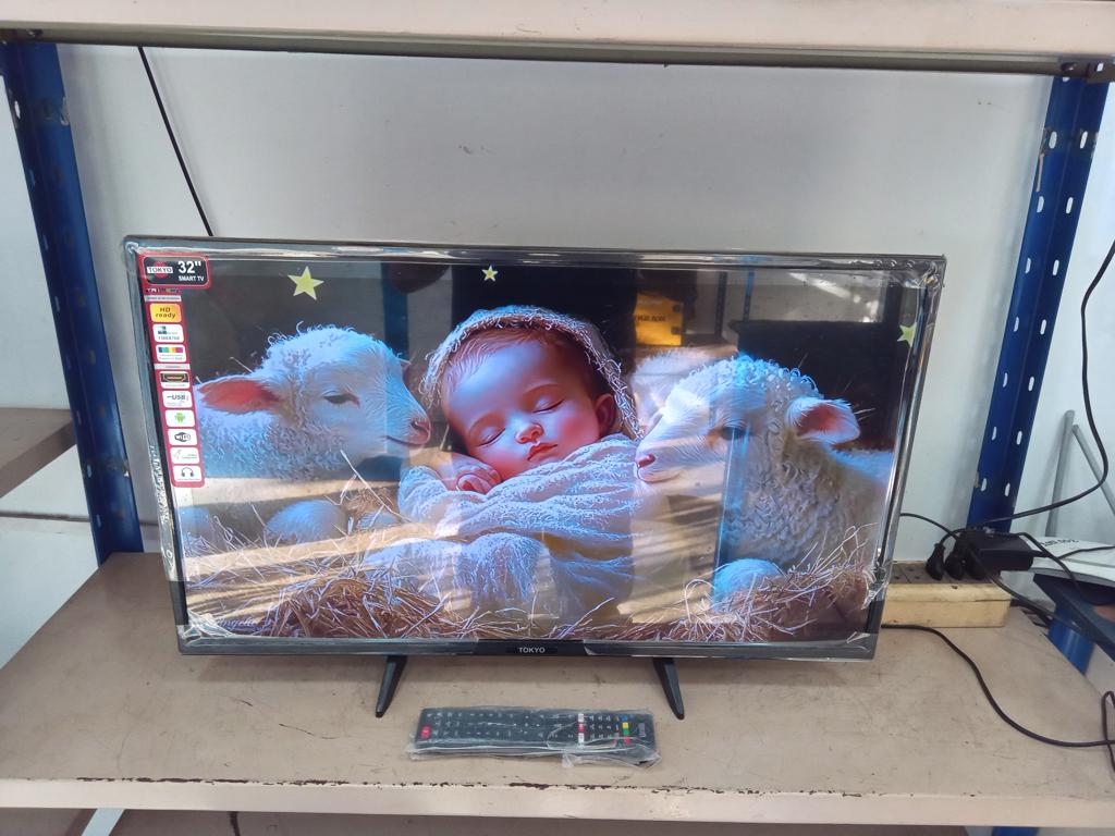 Televisor Led Smart De 32 '' Marca Tokyo Modelo Tvtokhd32sm Con Control Usado Con Desgaste Acc Patitas