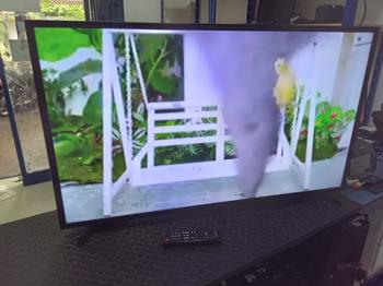 Televisor Led Smart De 43 '' Marca Samsung Modelo Un43j5290ag Con Control Usado Con Desgaste Acc Con Patitas