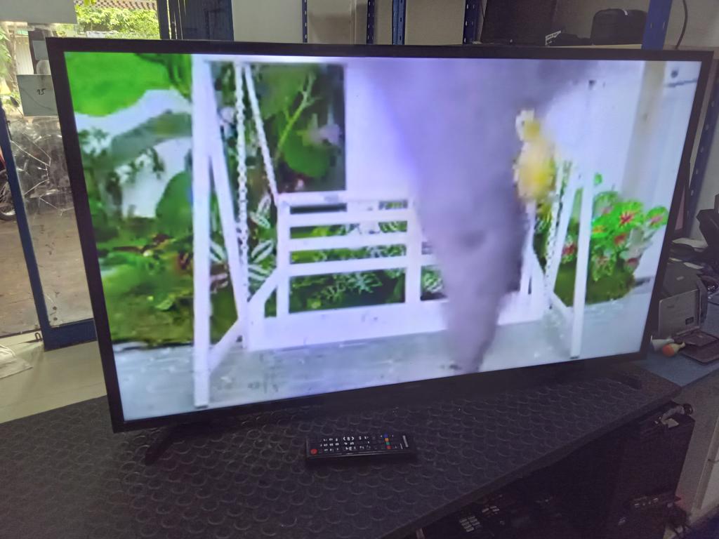 Televisor Led Smart De 43 '' Marca Samsung Modelo Un43j5290ag Con Control Usado Con Desgaste Acc Con Patitas