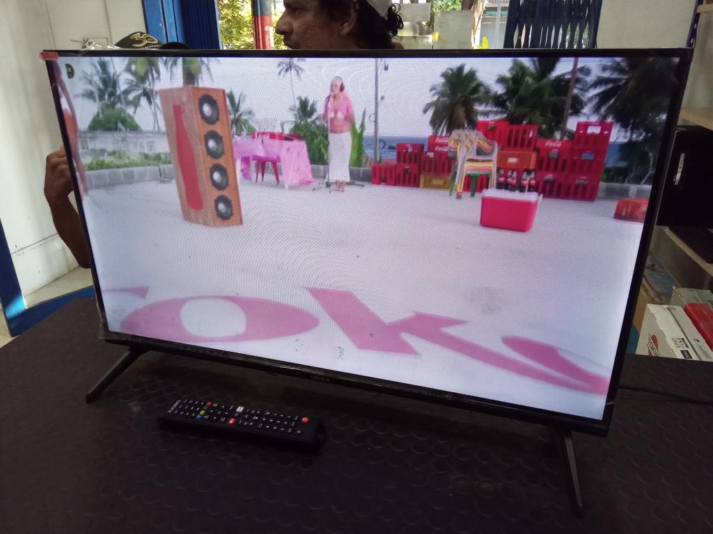 Televisor Led Smart De 32 '' Marca Inixx Modelo Onx-32stva Con Control Usado Con Desgaste Acc Con Patitas