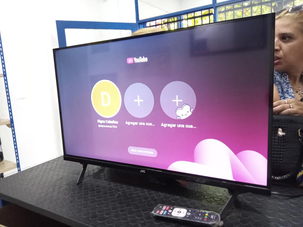 Televisor Led Smart De 32 '' Marca Jvc Modelo Lt-32kb127 Con Control Usado En Buen Estado Acc Con Patitas