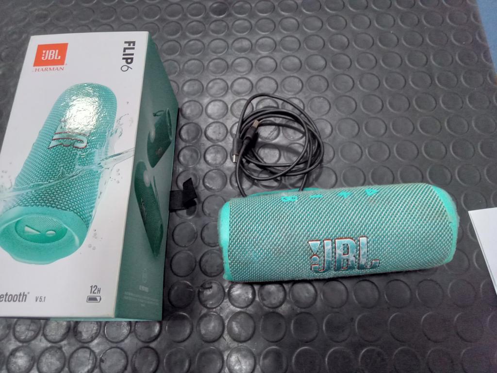 Speaker Potencia Watts Sin Marca Jbl Sin Control Modelo Flip6 Con Caja Acc Cable Cargador
