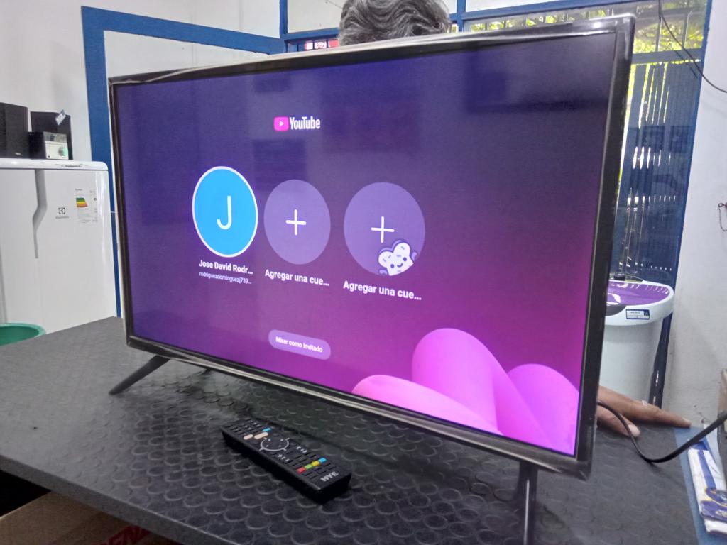 Televisor Led Smart De 32 '' Marca Hye Modelo Hye32ntht Con Control Usado En Buen Estado Acc Con Patitas