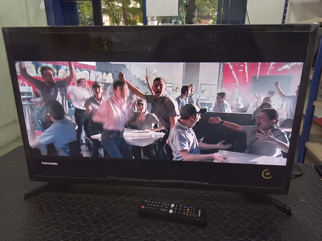 Televisor Led Smart De 32 '' Marca Samsung Modelo Lh32betblgkxzp Con Control Usado En Buen Estado Acc Con Patitas