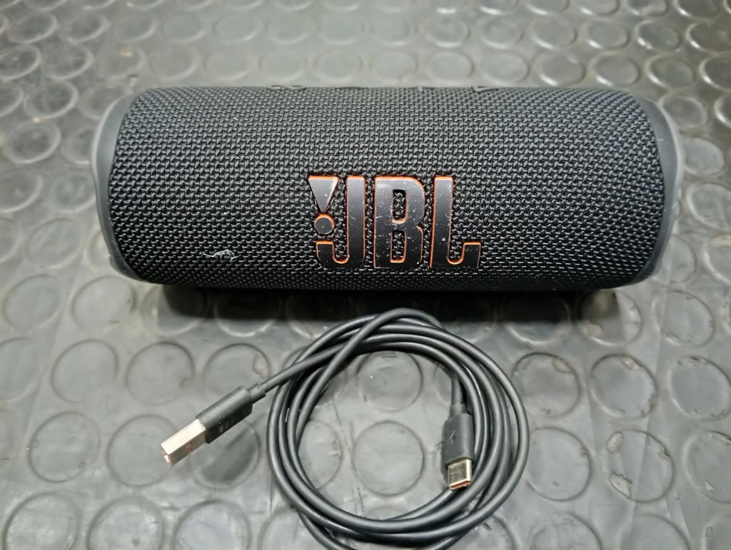 Speaker Potencia Watts Sin Marca Jbl Sin Control Modelo Flip 6 Usado En Buen Estado Sin Caja Acc Cable Cargador